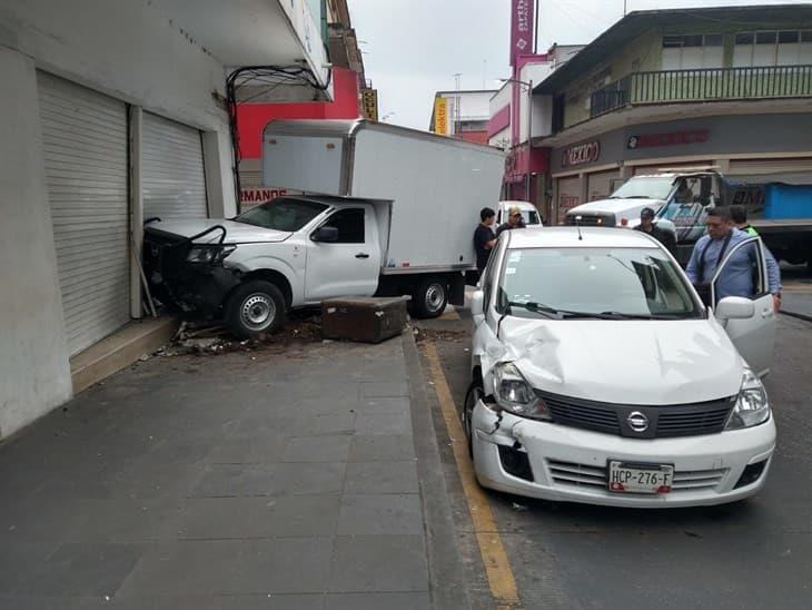 Se registra fuerte choque entre auto y camioneta en el centro de Córdoba