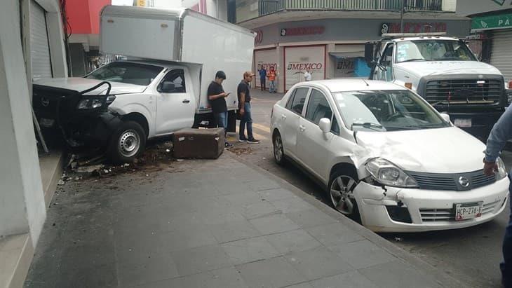 Se registra fuerte choque entre auto y camioneta en el centro de Córdoba