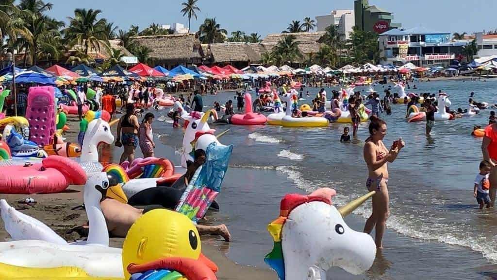 Comerciantes en Veracruz esperan repunte por temporada vacacional