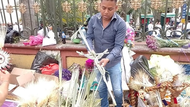 Semana Santa: Vendedores de palmas inundan la Catedral de Orizaba