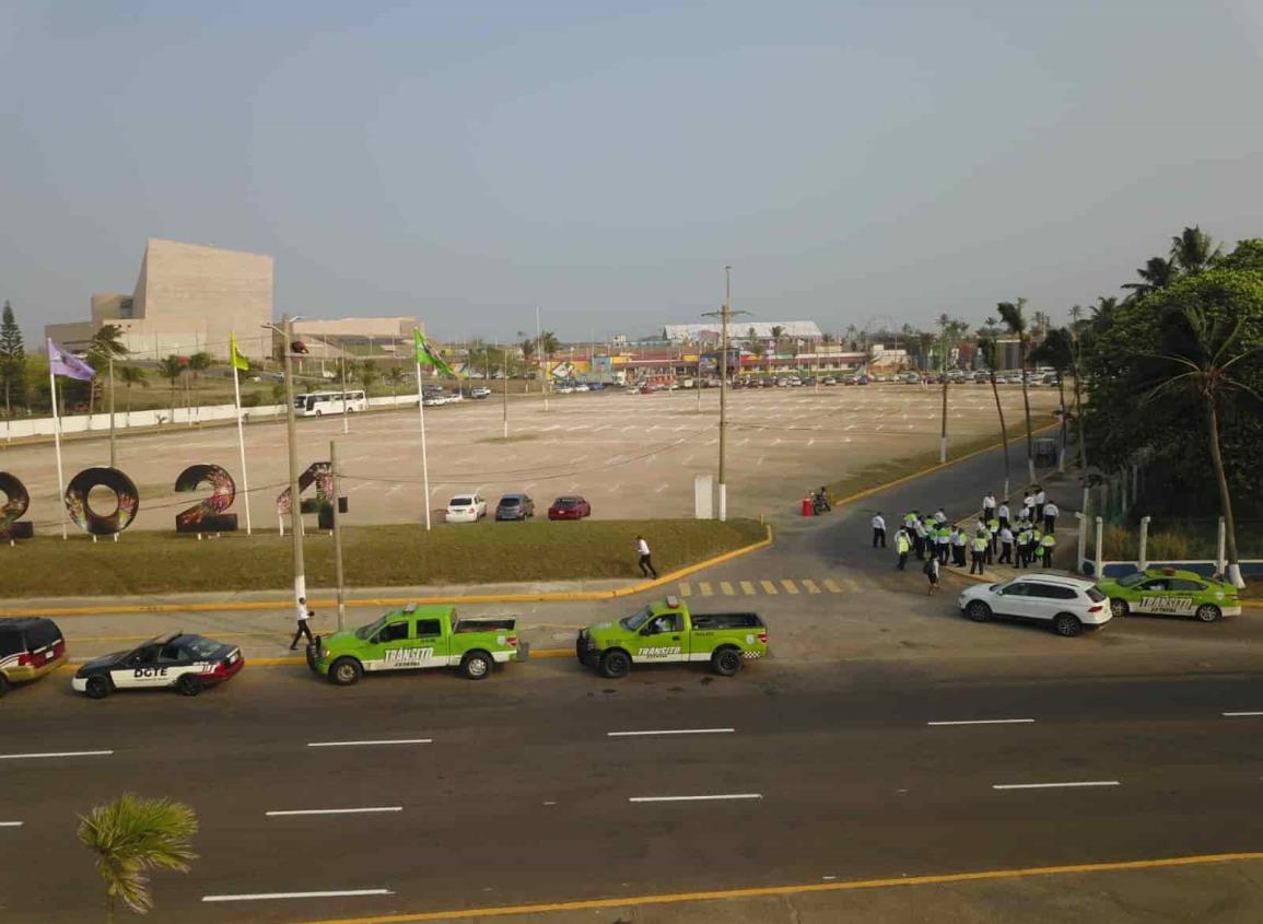 Dan cristalazos y ponchan autos en estacionamiento de la Expo Feria Coatza