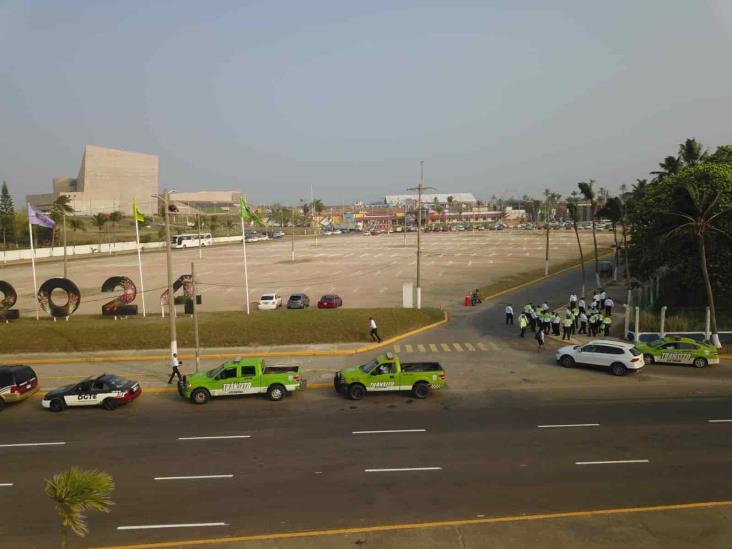 Dan cristalazos y ponchan autos en estacionamiento de la Expo Feria Coatza