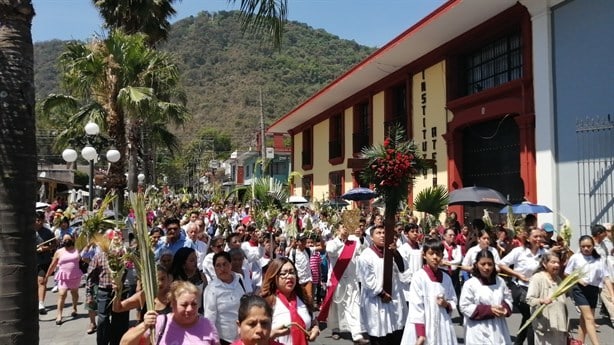 Miles de católicos celebran el Domingo de Ramos en Orizaba