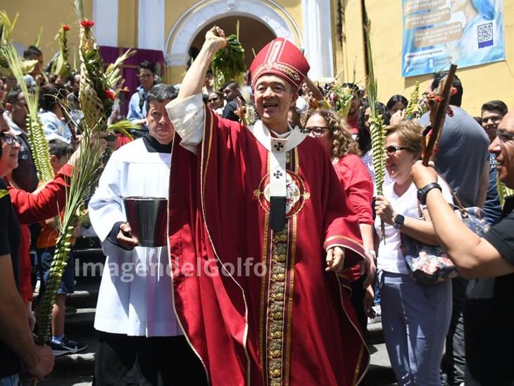 Xalapeños acuden a celebrar la bendición este Domingo de Ramos
