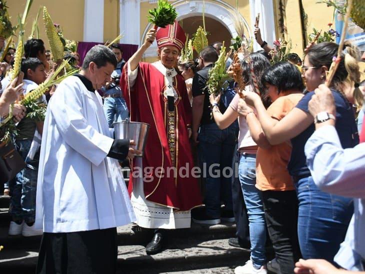 Xalapeños acuden a celebrar la bendición este Domingo de Ramos