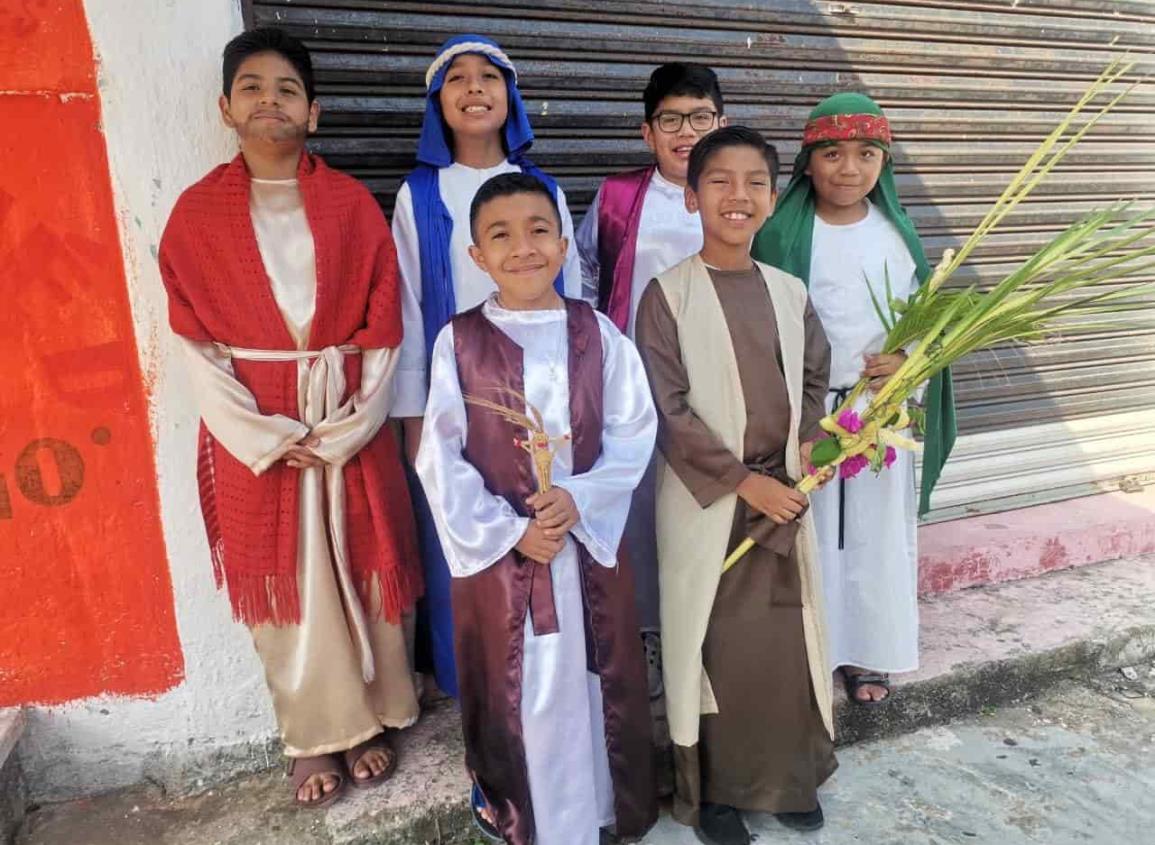 Niños y jovenes de Nanchital participan en procesión de Domimgo de Ramos