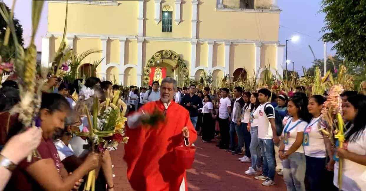 Fieles católicos de Cosoleacaque celebran la bendición de la palmas