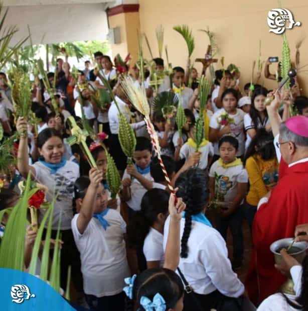 Católicos de Coatzacoalcos celebran Domingo de Ramos en catedral San José