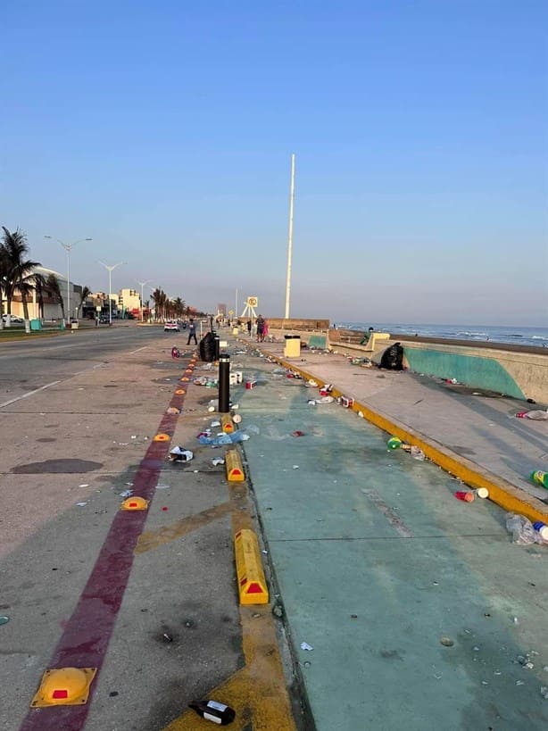 Malecón de Coatzacoalcos amanece lleno de basura, hasta dejan desechos en la ciclovía