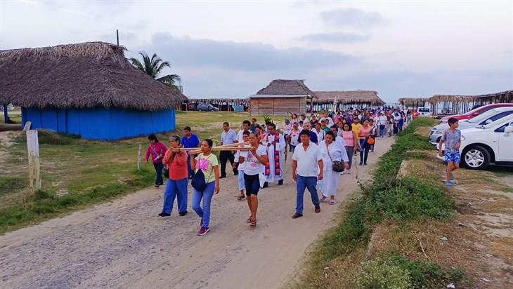 Católicos realizan viacrucis en playa de Tuxpan 