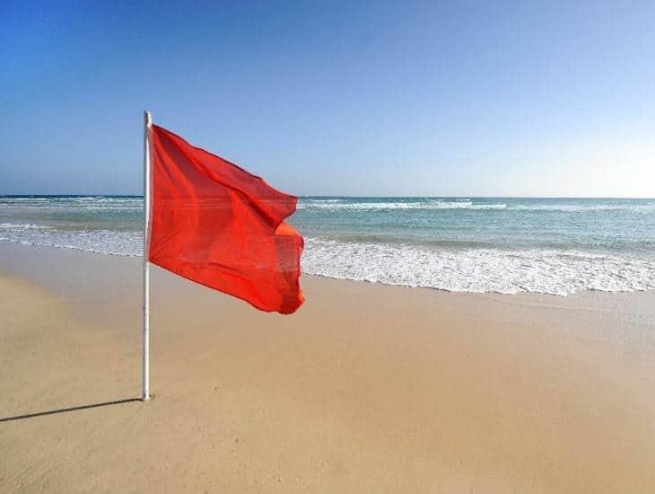¿Cómo saber si una playa es segura para nadar, según las banderas de colores?