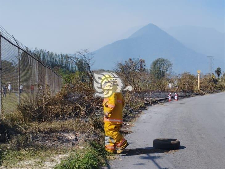 Sujetos prenden fuego a un pastizal en la autopista Puebla-Córdoba