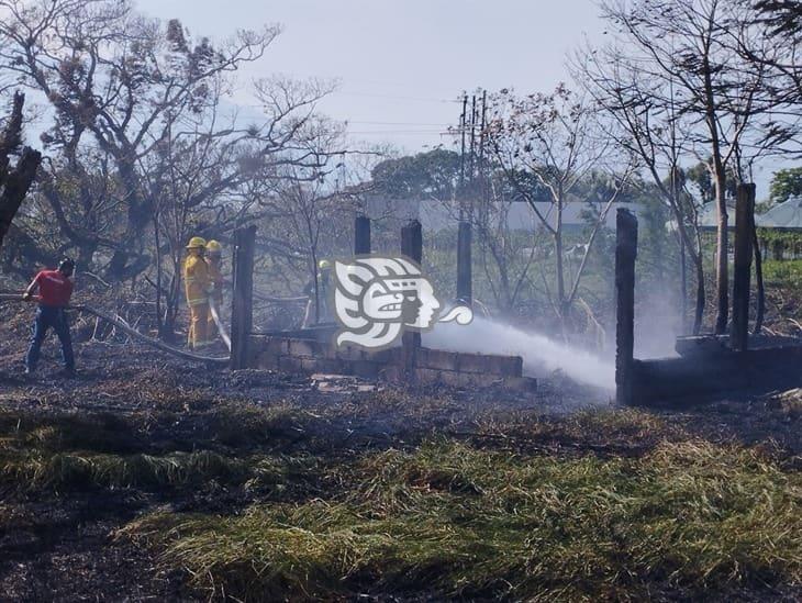 Sujetos prenden fuego a un pastizal en la autopista Puebla-Córdoba