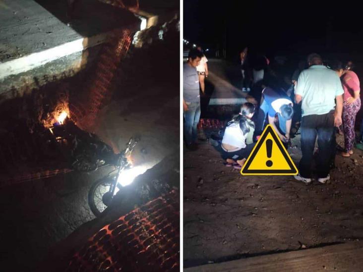 Motociclista cae dentro de zanja en obra carretera de Atzacan