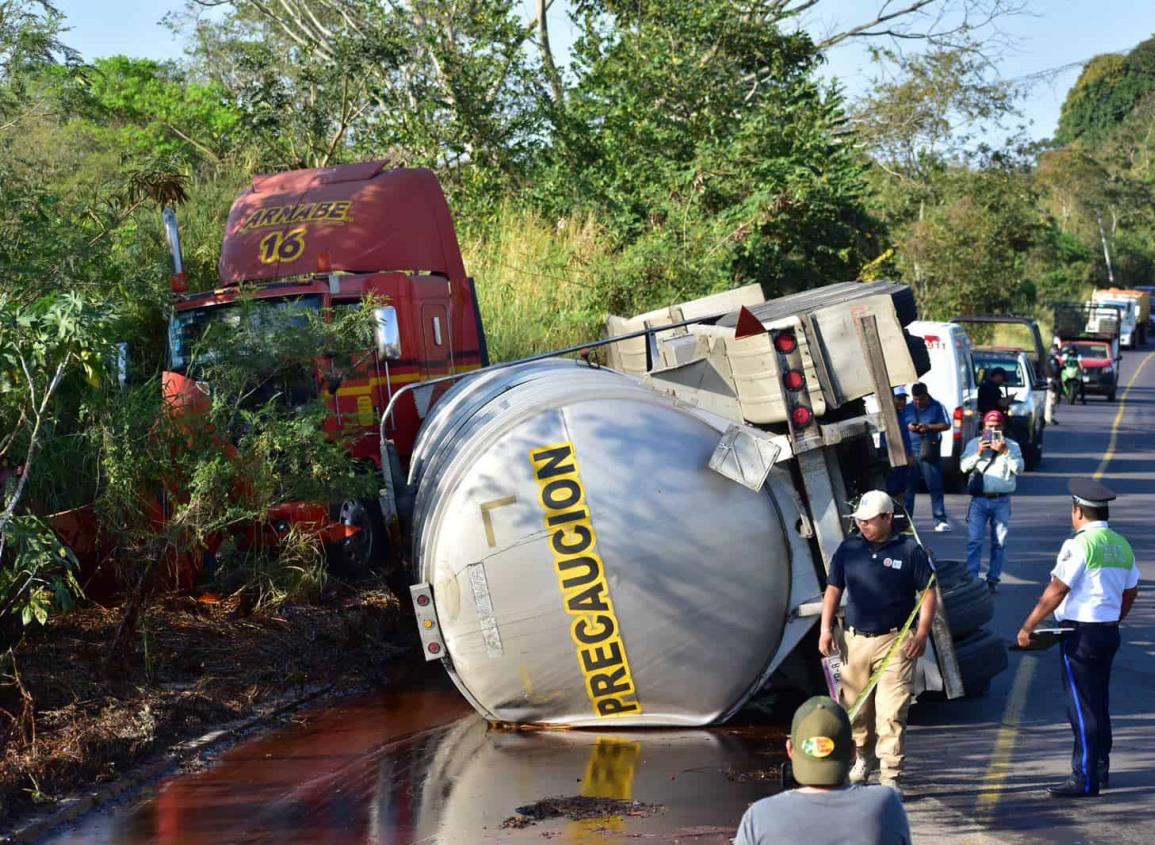Vuelca pipa cargada con 40 toneladas de melaza en Acayucan | VIDEO