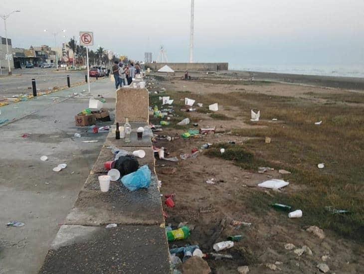 Incrementa basura en el malecón de Coatzacoalcos tras inicio de Semana Santa 2024
