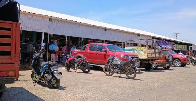Caos vehicular en El Mercadito por estacionamiento irregular de motocicletas