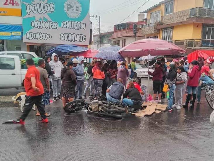 Padre e hija resultan lesionados tras chocar contra camioneta en calles de Xalapa