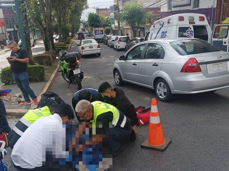 Motociclista cae de su unidad y resulta lesionada en la avenida Américas de Xalapa 