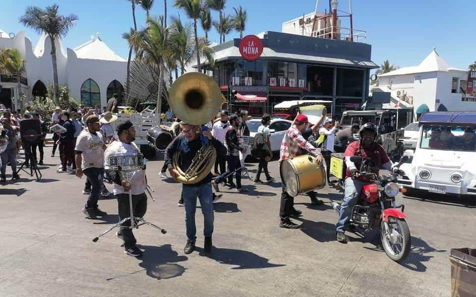 Hoteleros piden prohibir música de banda en playas de Mazatlán