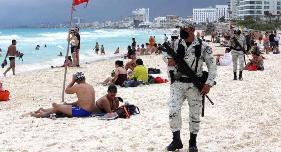Ofrecen seguridad a turistas en playas