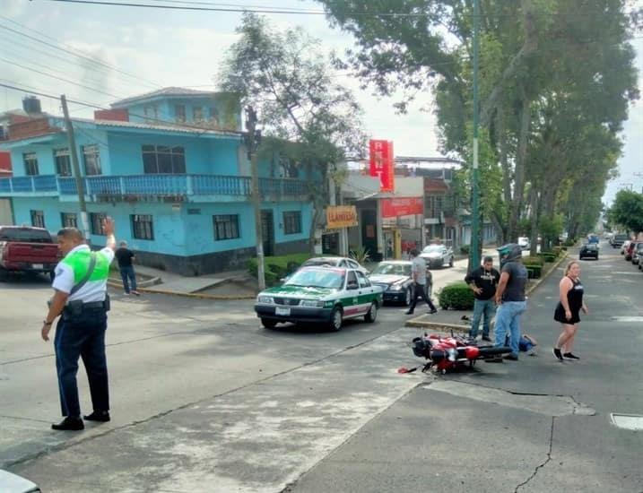 Motociclista cae de su unidad y resulta lesionada en la avenida Américas de Xalapa 