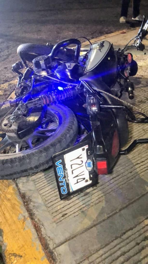 Motociclista se estrella  contra camioneta en colonia, en Xalapa