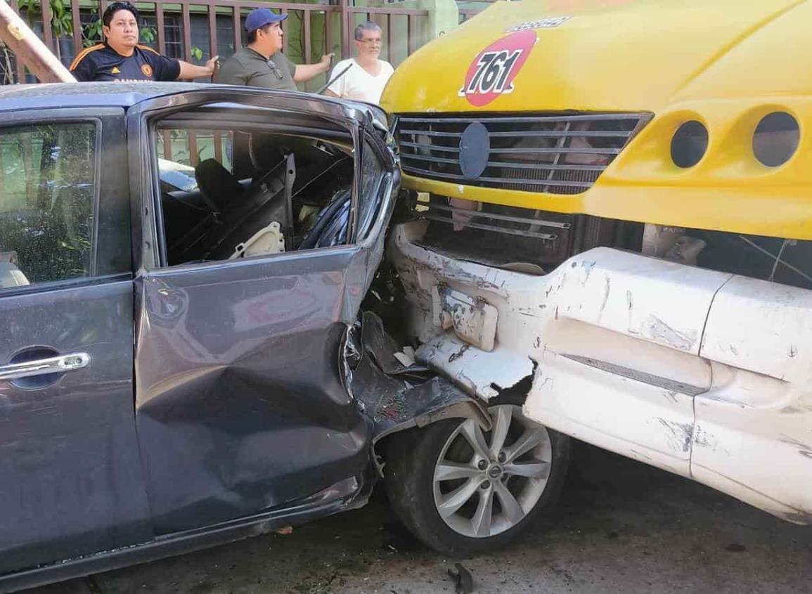Camión urbano provocó aparatosa carambola en centro de Coatzacoalcos | VIDEO