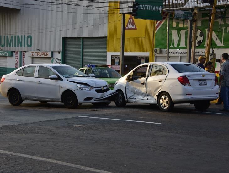 Fuerte choque en avenida Universidad deja daños en casi 100 mil pesos | VIDEO