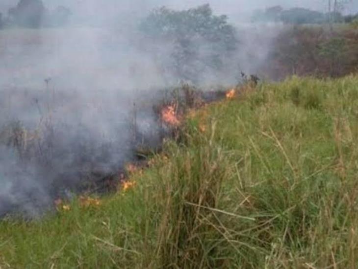 Incendio en la orilla del Arroyo El Control de Las Choapas alerta a ciudadanos