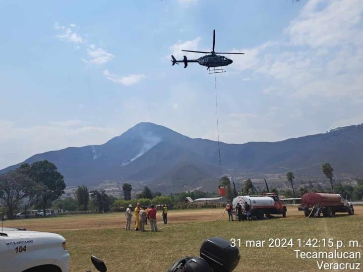 Con helicópteros, continúa el combate al incendio en el cerro del Xochío
