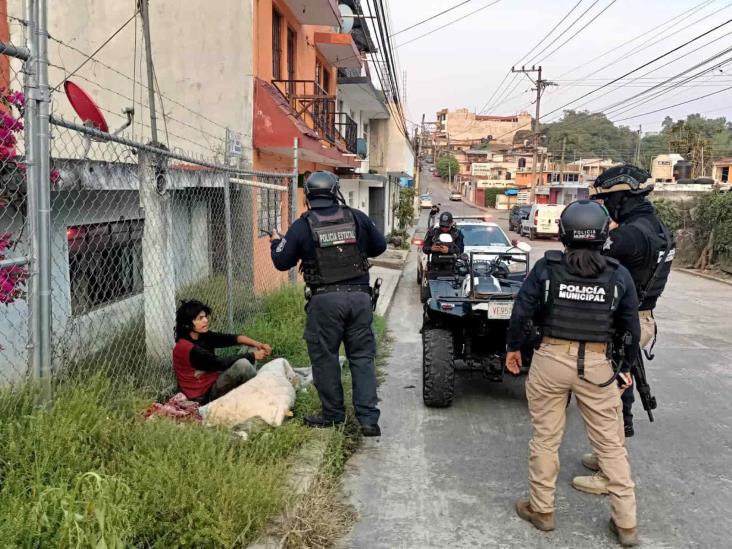 Hombre envuelto en cobija moviliza a policías en Xalapa... ¡solo dormía!