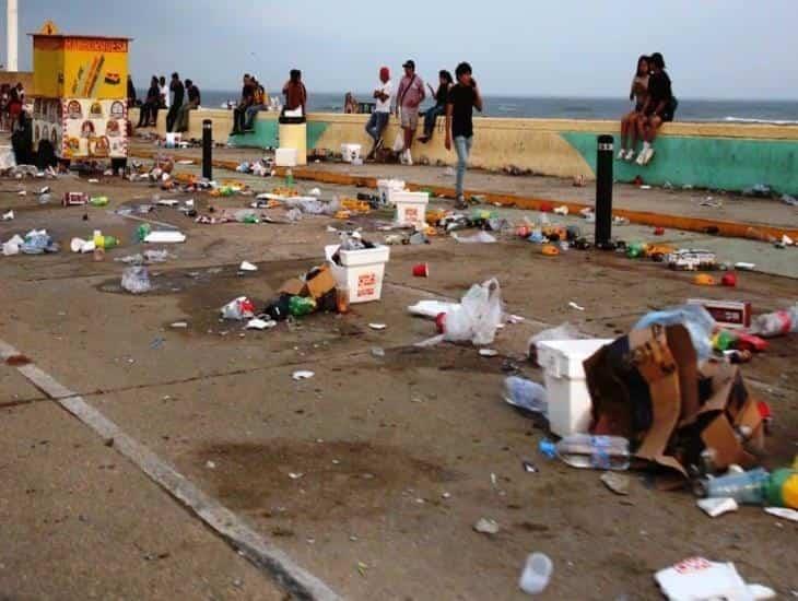 Malecón de Coatzacoalcos: amanece el Domingo de resurrección entre exceso de alcohol y basura