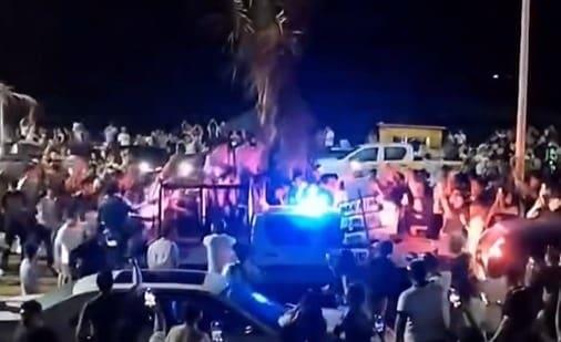 Semana Santa 2024: Jóvenes golpean patrulla de la Policía Estatal en el malecón costero | VIDEO