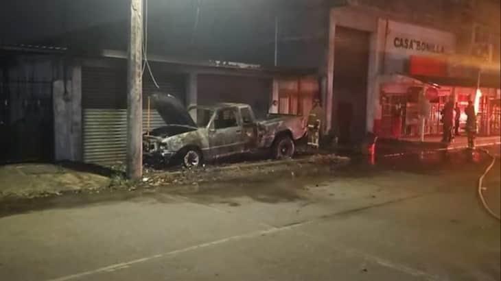 Se registra incendio de camioneta en Martínez de la Torre