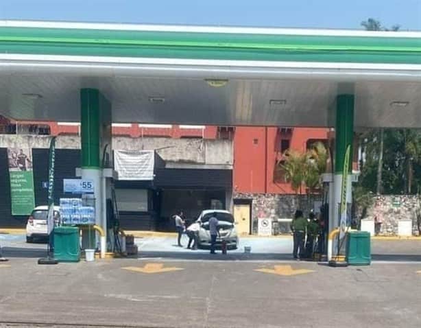 Incendio de automóvil causa alarma en gasolinera de Fortín