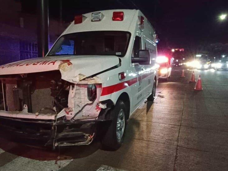 Autobús impacta ambulancia en Orizaba; le destrozó el frente