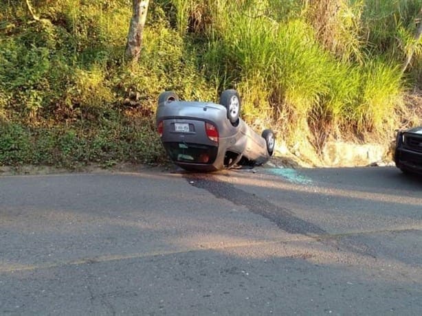Mujer deja auto volcado en La Ermita de Tomatlán tras accidente
