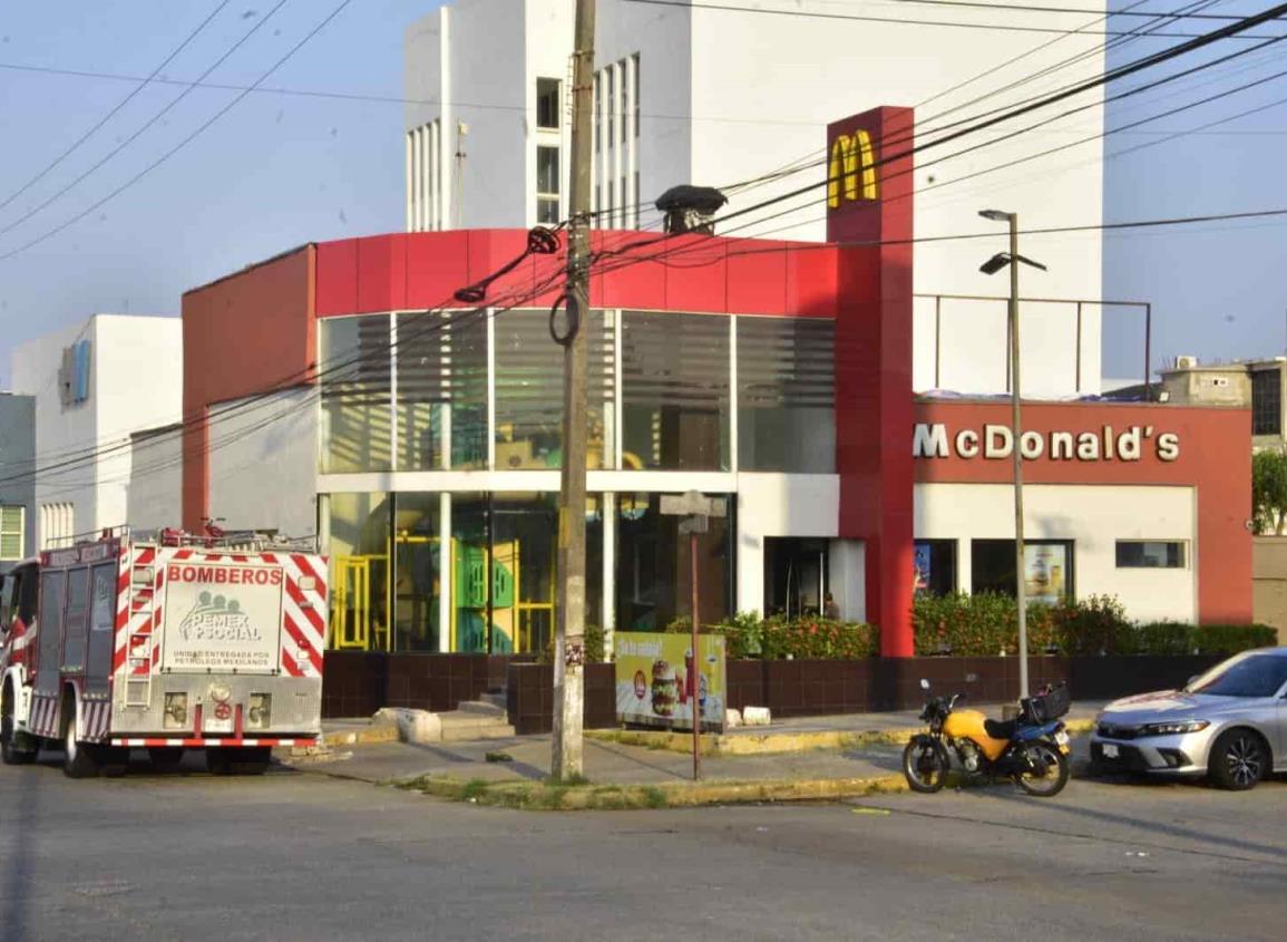 Conocido restaurante de comida rápida fue evacuado; bomberos acudieron por alarma de humo | VIDEO