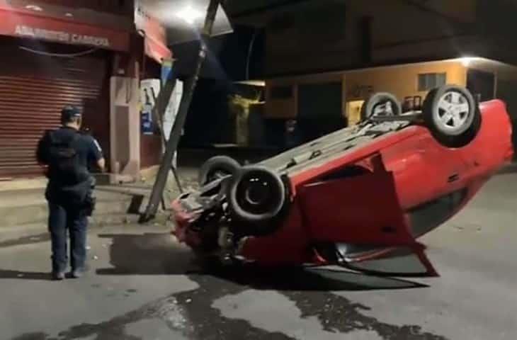 Tras volcadura de auto, sus ocupantes se dan a la fuga, en Martínez