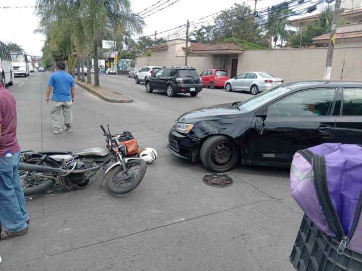 Auto impacta a motociclista en bulevar Córdoba-Fortín