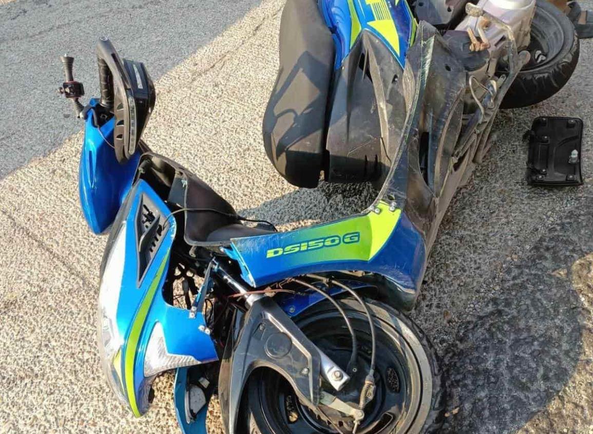 En Oteapan, menor resulta herido tras chocar de frente con otra moto