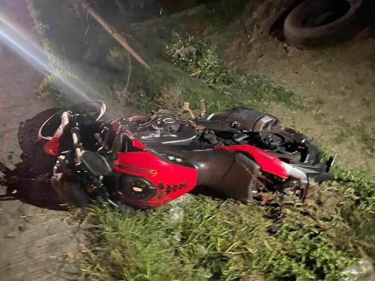 Motociclista colisiona contra una vaca en Miahuatlán