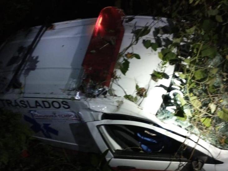 Vuelca de ambulancia en Zongolica; deja daños materiales