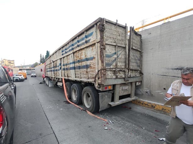 En Xalapa, torton se queda sin frenos en distribuidor vial de Araucarias (+Video)