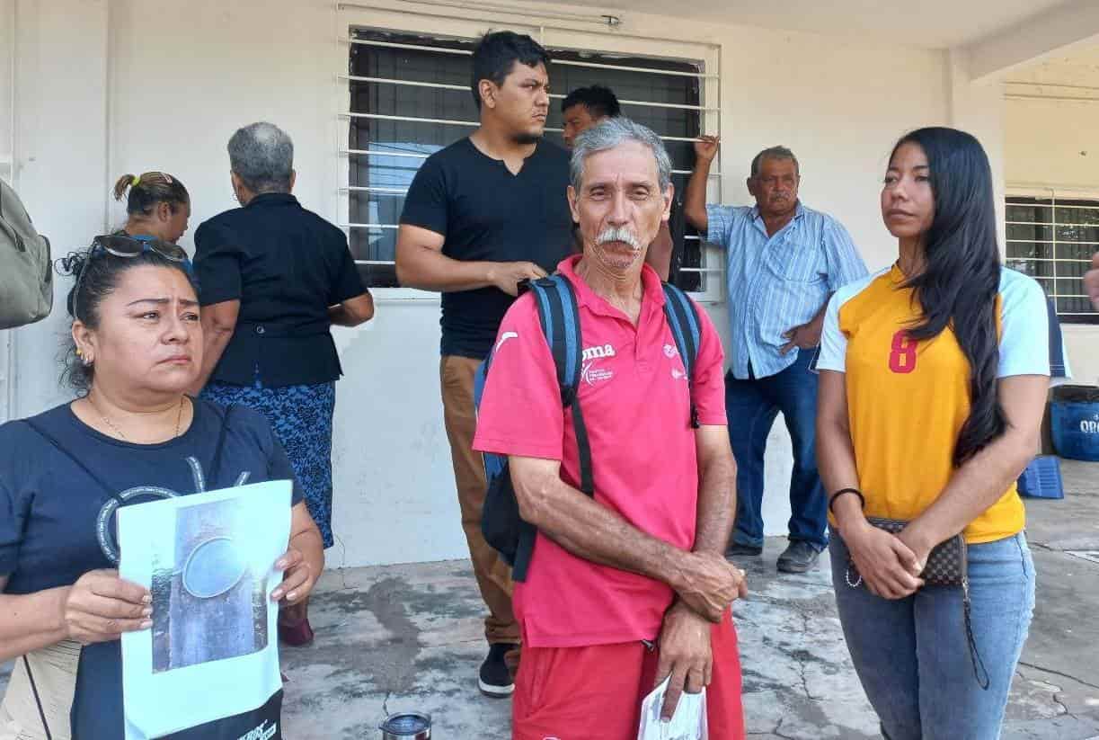 Vecinos de Cosoleacaque se manifestaron a las afueras de las oficinas de CFE por cobros injustificados | VIDEO