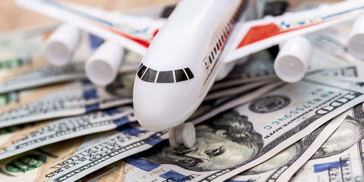 ¿Cuánto dinero en efectivo se puede llevar en un avión?