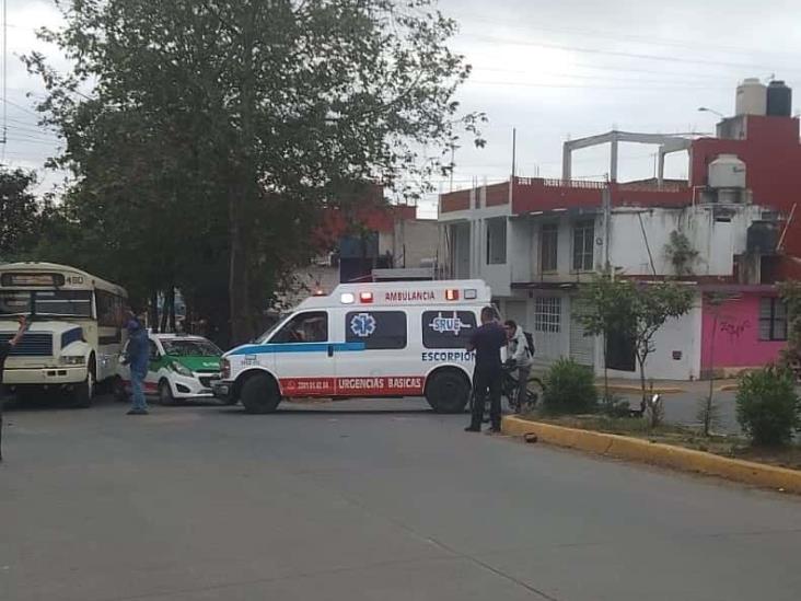 Motociclista es embestido por taxi en Xalapa