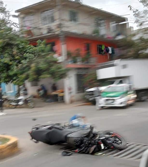 Motociclista es embestido por taxi en Xalapa