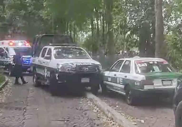 Daños materiales deja choque de patrulla y taxi en zona UV, en Xalapa